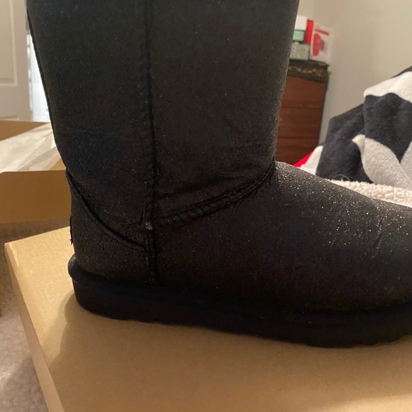 UGGS - Picture 2 of 4